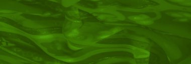 Yumuşak kıvrımlı, canlı yeşil kumaşlar. Detaylı çiçek ve geometrik desenlerle süslenmiş. Dengeli ve görsel olarak çekici bir tasarım yaratıyor.