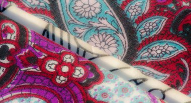 Karmaşık donanma ve beyaz desenlere sahip bulanık kumaş, moda ve dekor uygulamaları için desenli ve rafine bir görünüm yaratıyor..