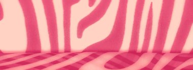 Dinamik dalga gibi kıvrımları olan bulanık pembe kumaş, modern sanatsal cazibeyle yumuşak, akıcı bir doku yaratıyor. Arka planda ve gelişmiş tasarımlarda kullanım için ideal.