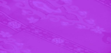 Sanatsal desenleri ve ince geometrik detayları olan yumuşak mor bir kumaş. Işıldayan iplikler dinamik ve şık bir görünüm yaratır..