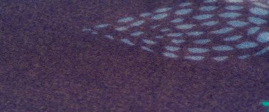 Yumuşak, şeffaf bir kumaşın bulanık mor ve yeşil noktalarla uyumlu bir karışımı, ruhani ve akışkan bir etki yaratıyor. Arkaplan ya da soyut tasarım projeleri için mükemmel