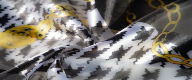 Canlı turuncu tonlarda bulanık kumaş, beyaz çizgiler ve pürüzsüz kıvrımlarla vurgulanmış, dinamik ışıkta canlı bir doku yayıyor..