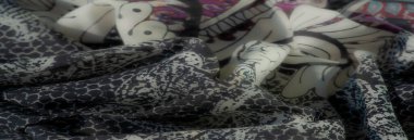 Karmaşık çiçek ve süs aksanıyla birbirine karışmış dinamik siyah ve beyaz dokulara sahip bulanık bir kumaş. Sofistike ve sanatsal bir cazibe yayıyor..