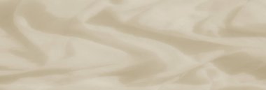 Yumuşak, nötr renkli kumaş bulanıklığı zarifçe örtülmüş ve gölgeler dokusuna derinlik katmış. Nazik kıvrımlar, sükuneti çağrıştıran minimalist ama zarif bir görünüm yaratıyor..