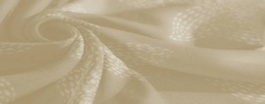 Yumuşak, katmanlı katmanlı kıvrımlı, hassas desenli bulanık bej kumaş. Pürüzsüz, nötr renk düzeni ve dalgalı dokusu bir huzur ve incelik hissi uyandırıyor..