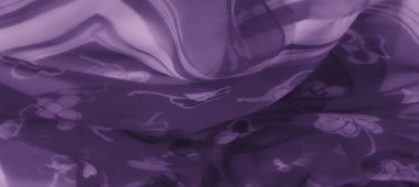 Yumuşak kıvrımlar ve karmaşık detaylarla vurgulanmış, sofistike ve zarif bir doku oluşturan lüks mor kumaş üzerinde kusursuz bir çiçek deseni..