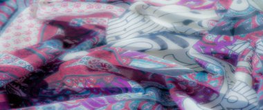 Katlanmış kumaş bulanıklığı, modern cazibe için mor ve kırmızı sanatsal unsurlar tarafından vurgulanan gri tonlarda koyu ve aydınlık desenlerin bir karışımını sergiliyor..