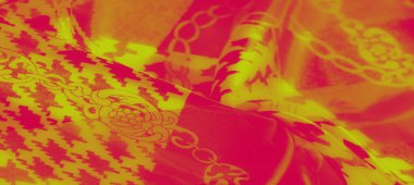 Görüntü. Akan kumaş üzerinde pembe ve sarı geometrik desenlerin cesur bir kombinasyonu karmaşık dokularla çarpıcı bir tasarım oluşturur, zarafeti dinamik hareketle harmanlar.