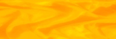 Pürüzsüz kıvrımlı bulanık sarı kumaş yumuşak ve sıcak bir doku oluşturuyor. Soyut şablon, yaratıcı projeler için mükemmel, neşeli ve enerjik bir ortam sağlıyor..