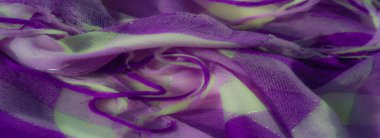 Bulanık mor kumaş, parlak röfleler ve şeffaf desenler, herhangi bir dekor veya tekstil projesine sanatsal ve zarif bir dokunuş eklemek için mükemmel..