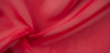 Pürüzsüz kırmızı tekstil, kıvrımlı ve parlak bir kaplama, görsel derinliği arttıran çarpıcı ve zamansız bir görünüm yaratır..