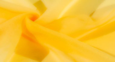 Yumuşak sarı kumaşlı, yumuşak kıvrımlı, sıcak ve rahatlatıcı bir doku sağlıyor. Bu zengin sarı kumaş parlaklık ve pürüzsüzlük ekler, arkaplan veya dekor kullanımı için idealdir