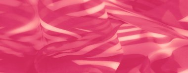 Katmanlı şeffaf çizgileri ve dalgalı kıvrımları olan pembe kumaş bulanıklığı, göz alıcı bir tasarım için pastel gölgeler ve sanatsal kıvrımları birleştirmek.