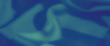 Süpürücü kıvrımları ve nazik kıvrımları olan mavi kumaş bulanıklığı. Yumuşak madde sükuneti yayar, sanatsal ve rahatlatıcı bir görsel deneyim yaratır..