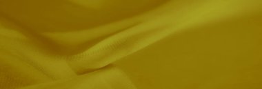 Yumuşak sarı kumaşlı, kıvrımlı ve ipek gibi altın desenli. Hassas röfleler ve ince gölgeler zarif ve pürüzsüz bir tekstil görünümü yaratır..