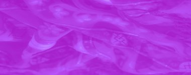 Karmaşık çiçekli ve geometrik desenli canlı mor kumaş bulanıklığı yumuşak dokular ve parlak detaylarla vurgulanarak lüks bir estetik yaratıyor.