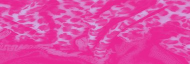 Bulanık tanım: Bulanık pembe kumaş, beyaz hayvan desenleri ve birbirine dolanmış ipler. Modern tekstil fotoğrafçılığı için dokuların ve tasarımların şık bir kombinasyonu.