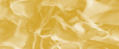 İç içe geçmiş dokular ve kıvrımlı kıvrımlar içeren bulanık sarı kumaş parçaları. Parlak altın rengi, tekstil bileşimine derinlik ve sanatsal bir zarafet ekler..