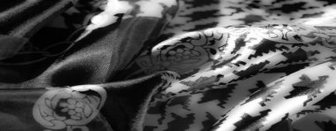 Bulanık, tek renkli soyut zincir ve geometrik şekillerle süslenmiş düz kumaş kıvrımlarını vurgular ve çarpıcı bir doku etkileşimi yaratır..