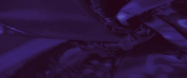 Parlak mor kumaş perspektifinin bulanık perspektifi. Süslü detaylar ve parıldayan iplikler. Renklerin ve dokuların sanatsal etkileşimini tekstil tasarımında gösteriyor..