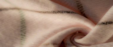 Yumuşak yeşil ve siyah çizgilerle zarif kıvrımlara kıvrılmış pastel pembe kumaş bulanıklığı. Nazik ışık, tekstil için ideal, rahat ve desenli bir görünüm yaratır..