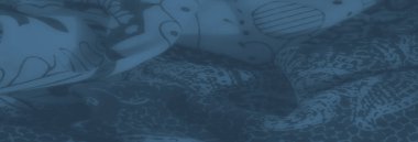 Zarif çiçek desenleri içeren bulanık mavi kumaş kıvrımlı motiflerle iç içe geçerek yumuşak dokunun uyumlu dengesini ve karmaşık ayrıntıları oluşturuyor..