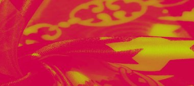 Görüntü. Yumuşak kumaş üzerindeki sarı ve morumsu geometrik desenlerin canlı bir karışımı karmaşık detaylar ve akışkan dokularla uyumlu ve dinamik bir görsel deneyim yaratır..