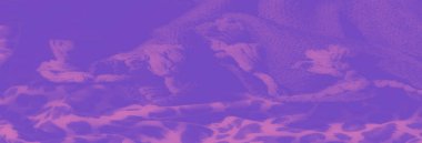 Zengin dokular ve örülmüş kumaş detaylarıyla leopar esinlenilmiş desenleri içeren bulanık sanatsal bir çekim. Canlı mor renk onun dinamik görsel çekiciliğini arttırır..