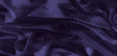 Bulanık, karmaşık girdap desenli derin çivit kumaş büyüleyici, soyut bir doku yaratır. Hassas kıvrımlar ve yumuşak kumaş yapısı görsel cazibeyi arttırır..