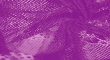 Mor dantel kumaş bulanıklığı, ağ benzeri doku ve yumuşak desenler, lüks, kadınsı ve sanatsal bir tasarım yaratıyor.