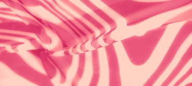 Bulanık, zarif pembe kumaş. Karmaşık kıvrımlı çizgileri var. Uyumlu bir tasarım için yumuşak bir şekilde harmanlanmış. Kumaşın pürüzsüz dokusu yaratıcı projelere incelik katıyor.