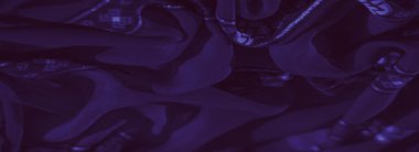 Lüks, koyu mor bir kumaş katmanlı geometrik desenler ve parıldayan aksanlar, lüks moda ya da dekorasyon için zarafet ve sofistike bir hava..