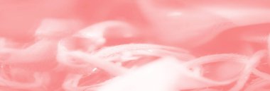 Parlak pembe kumaşın bulanık katmanları karmaşık bir şekilde birbirine dolanmış, yıpranmış kenarlar doku ve karakter ekliyor, yaratıcı projeler için çok yönlü bir arkaplan oluşturuyor..