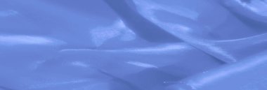 Bulanık, ipeksi, yansıtıcı yüzeyi olan canlı mavi kumaşa odaklanır. Yumuşak dokusu ve dinamik kıvrımları lüks ve sakin bir estetik cazibe yaratıyor..