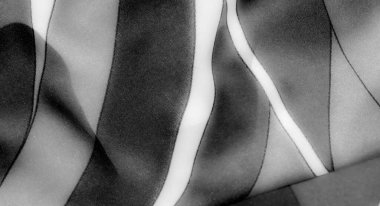 Bulanık, pürüzsüz kumaş gri tonlarda yumuşak kıvrımlarla akar, klasik ve şık tek renkli tekstil modern dekor ve moda uygulamaları için mükemmeldir.