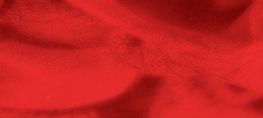 Hassas kıvrımlı koyu kırmızı kumaş, derinlik ve lüks hissi yaratıyor. Zengin kırmızı tonlar ve pürüzsüz dokular tekstil veya dekor temaları için çarpıcı bir arka plan sunar.