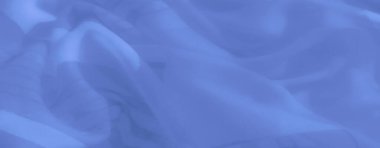 Yumuşak mavi kumaş, yumuşak dalgalar ve katmanlı kıvrımlar. Huzurlu ve narin bir estetiği çağrıştıran yarı şeffaf bir malzeme içeriyor..