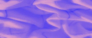 Karmaşık kıvrımları ve nazik girdapları olan mavi ve pembe kumaşın bulanık görüntüsü modern ve zarif tasarım projeleri için ideal soyut ve şık bir doku yaratıyor..