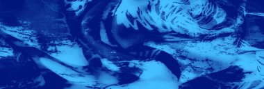 Mavi kumaş bulanıklığı soyut yaprak esinlenilmiş desenler ve doğal ve sanatsal unsurları kusursuz bir şekilde harmanlayan doku ve hareket odaklı..