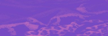 Örgü örülmüş ipler ve leopar esinlenilmiş baskılar içeren bulanık kumaş görüntüsü. Kalın mor tonlar ve karmaşık tasarım ayrıntıları büyüleyici bir soyut kompozisyon oluşturur.