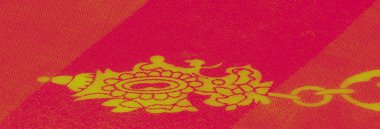 Görüntü. Bu canlı görüntü, canlı pembe ve sarı renklerde karmaşık desenler sergiliyor ve dinamik bir kontrast oluşturuyor. Kumaş dokusu tasarıma derinlik ve zarafet ekler..