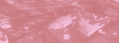 büyüleyici fil desenleri ve çiçek desenli pastel pembe kumaş, el işi, moda ve iç tasarım amaçları için sanatsal ve yumuşaklık harmanlanmış.