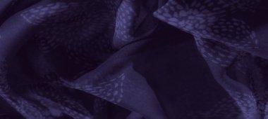 Bulanık, zengin çivit kumaşlı, zarif akışkan ve soyut desenli. Yumuşak kıvrımlar ve narin dokular kumaşları gelişmiş cazibe ve derinliği arttırır.