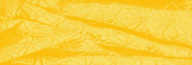 Görüntü: Parlak sarı tekstil yaprak desenli, neredeyse metalik bir parıltıyla parlıyor, yüksek moda ve sanatsal dekor için uygun.