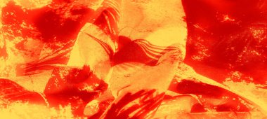 Kalın kıvrımlı katmanlarla kaplanmış kırmızı ve altın sarısı kumaşların bulanıklığı parlak ve soyut bir estetik yaratıyor.