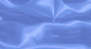 Görüntü. Zarif bir açık mavi saten kumaş, pürüzsüz, akışkan kıvrımlar, hafifçe parıldıyor, ince ve sofistike bir cazibe yayıyor.