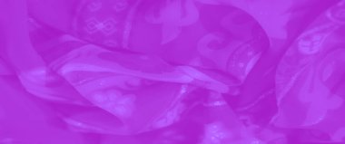 Süslü, parlak çiçekli ve geometrik desenli, sanatsal ve zarif projeler için mükemmel, lüks, mor bir kumaşın ayrıntılı bir görüntüsü..