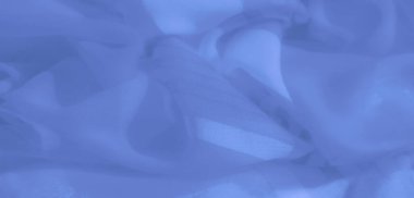 Yumuşak, akışkan katları ve şeffaf bir görünümü olan zarif mavi kumaş bulanıklığı, sanatsal veya arka plan kullanımı için yatıştırıcı ve minimalist bir tasarım yaratıyor.