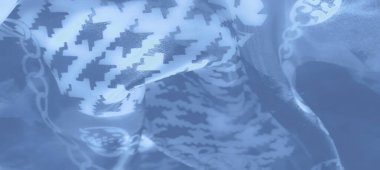 Geometrik ve zincir detaylarını içeren mavi renkli zarif tekstil tasarımı. Yumuşak kıvrımlar ve hafif ışıklandırma ona lüks ve sofistike bir görünüm verir..