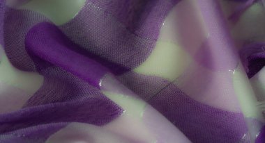 Parlak iplikler ve ince detaylarla gösterişli lavanta ve mor kumaş, karmaşık sanatsal özellikler ve ışıltılı cazibeyle dokulu bir desen yakalamış..